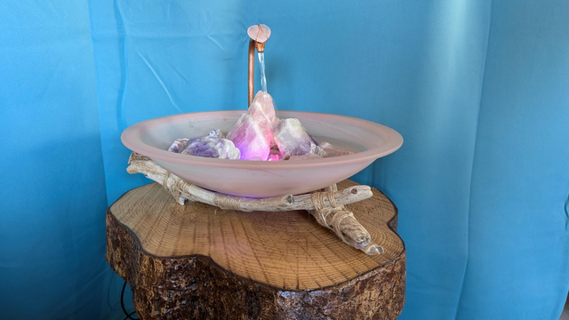 Fontaine d&#039;Améthyste et de Quartz rose sur lit de Quartz 