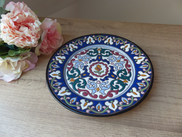 Assiette ancienne en faïence décor bleu – Signée A. Alvarez, pièce artisanale peinte à la main, assiette murale ou plat de service vintage