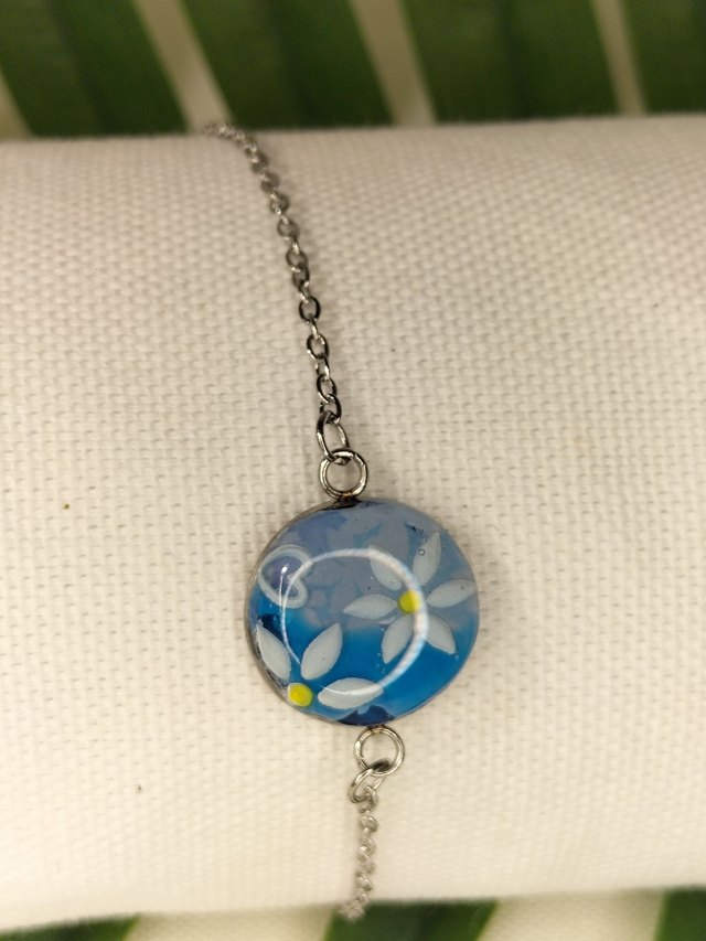 Bracelet fleuri bleu clair et blanc