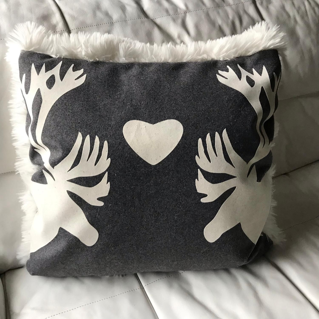 o13 homeDECO Flanell Kissen mit Hirsch in Graphitgrau "Rotwild" mit Webpelz