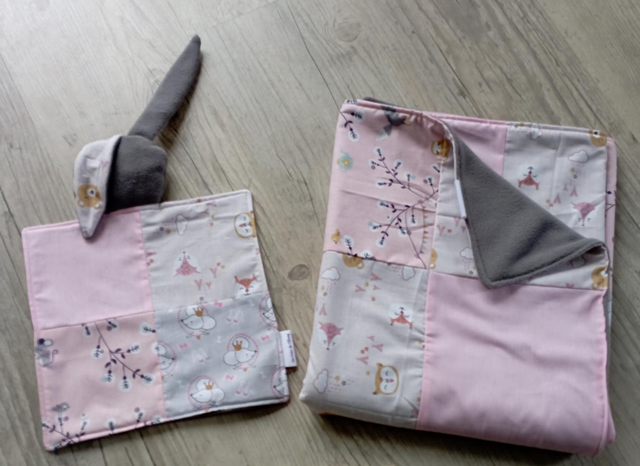 Couverture patchwork et son doudou.