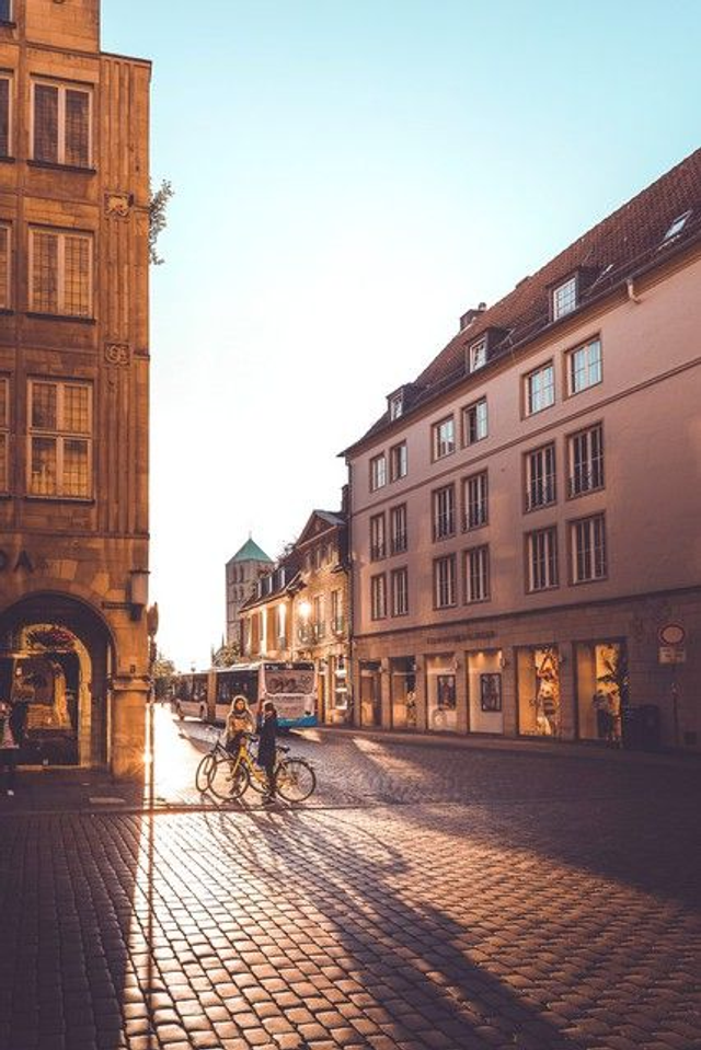 Radfahrer im Gegenlicht