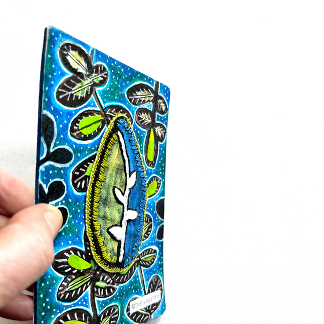 Illustration peinte et brodée à motif végétal