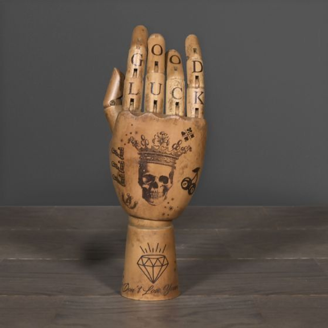 Main tatouée "LUCKY"