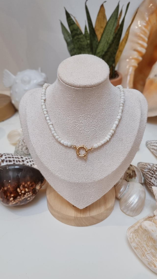 Collier perles de rocaille ivoire - fermoir doré 