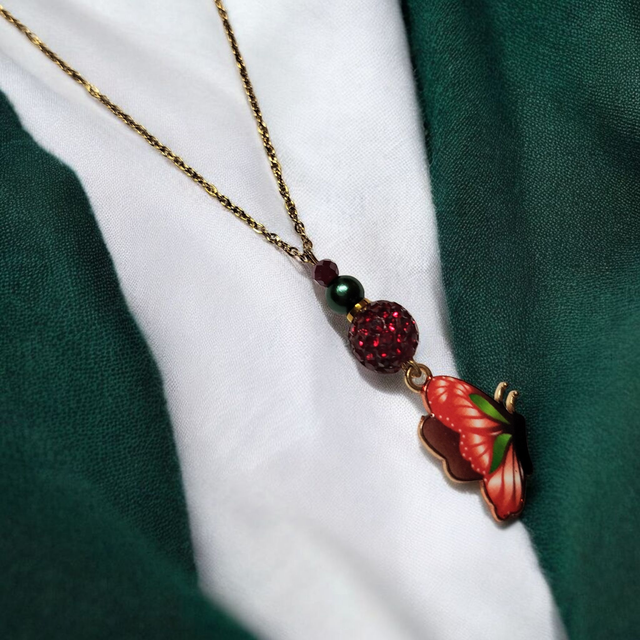 Collier acier inoxydable et cristal rouge vert papillon