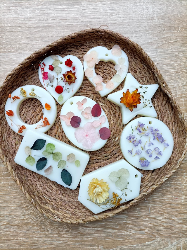 Suspension parfumée en cire végétale et fleurs séchées / stabilisées