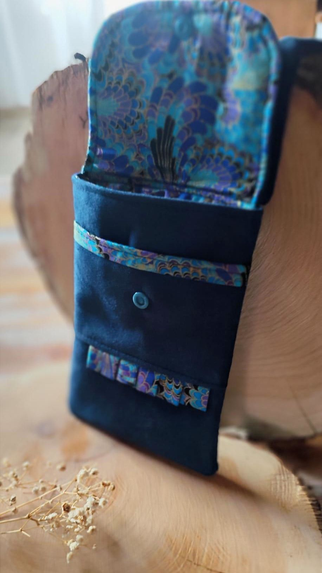 Porte téléphone en suédine bleu marine ✨