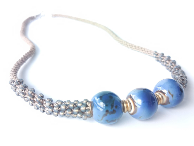 Collar cerámica azul y marrón