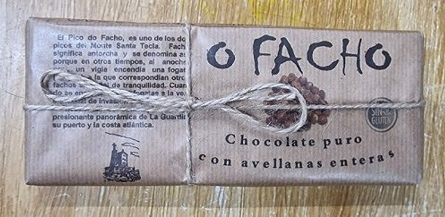 Chocolate puro 55% con Avellanas Tostadas Enteras "O FACHO" 