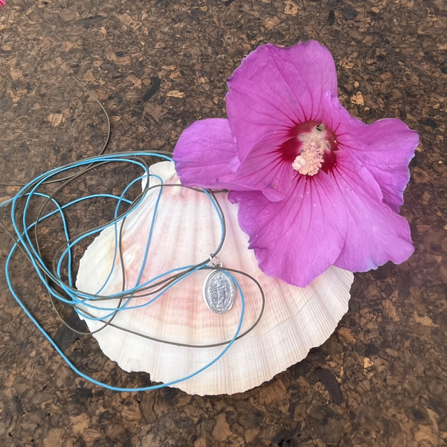 Médaille avec cordon bleu turquoise et gris nylon 