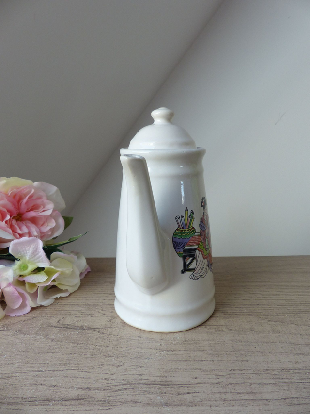 Théière Figurative en Céramique avec Geisha Assise – Décor Japonais Traditionnel – Théière Vintage Asiatique Collection ou Décoration Maison