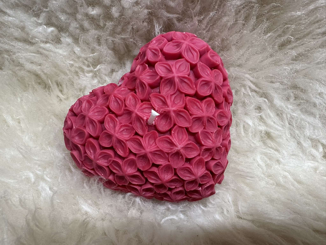 Bougie sculptée coeur fleuri