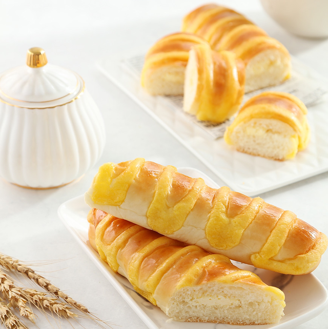 Pane fresco con panna 毛毛虫