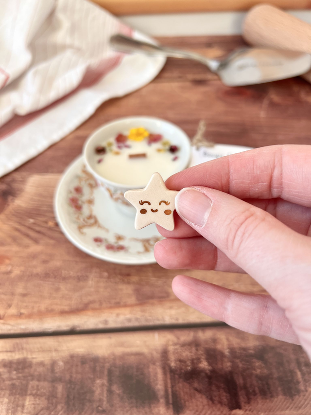 👑 Bougie Amande - tasse à café "fleurs et arabesques" avec sous-tasse - avec une fève dedans