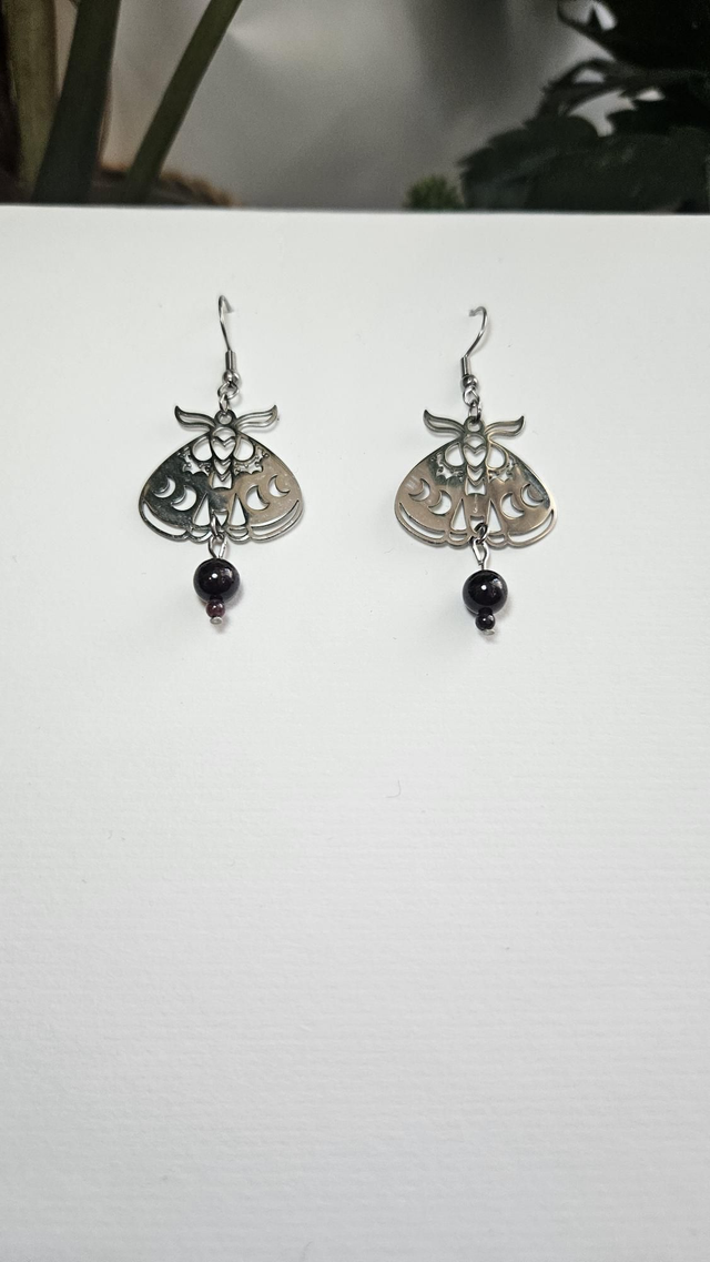 Paire de boucles papillon de nuit grenat
