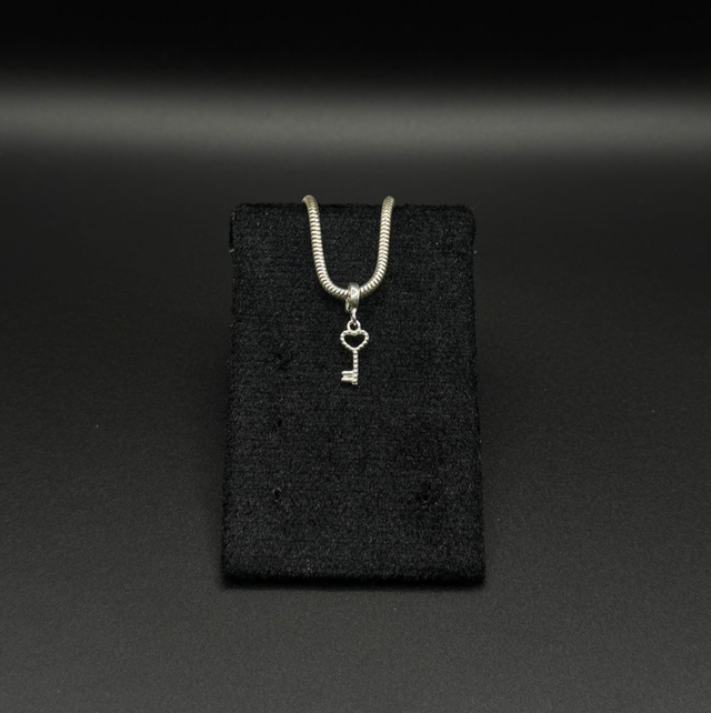 Berloque prata chave bolinhas 