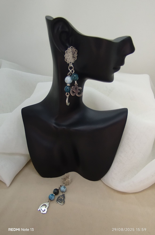 Clous d&#039;oreilles forme &quot;fleur&quot; et pendentifs &quot;cœur, croissant de lune&quot; et &quot;OM hindou&quot; en acier inoxydable, et perles naturelles 6 mm apatite bleue.