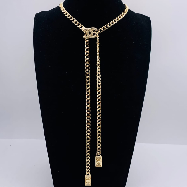 Collier CH doré modèle longs 
