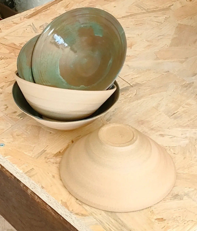 grands bols à ramen – Grès clair brut et émail vert-brun – Pièces tournées à la main