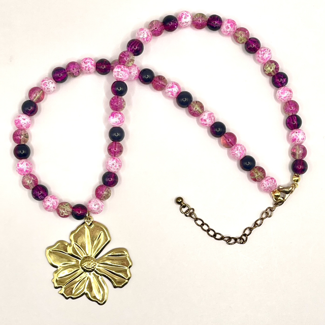C12 - Collier perles verre tons rose pendentif fleur
