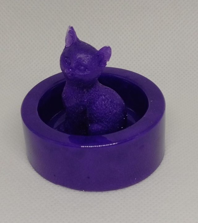 Chaton et son panier violet