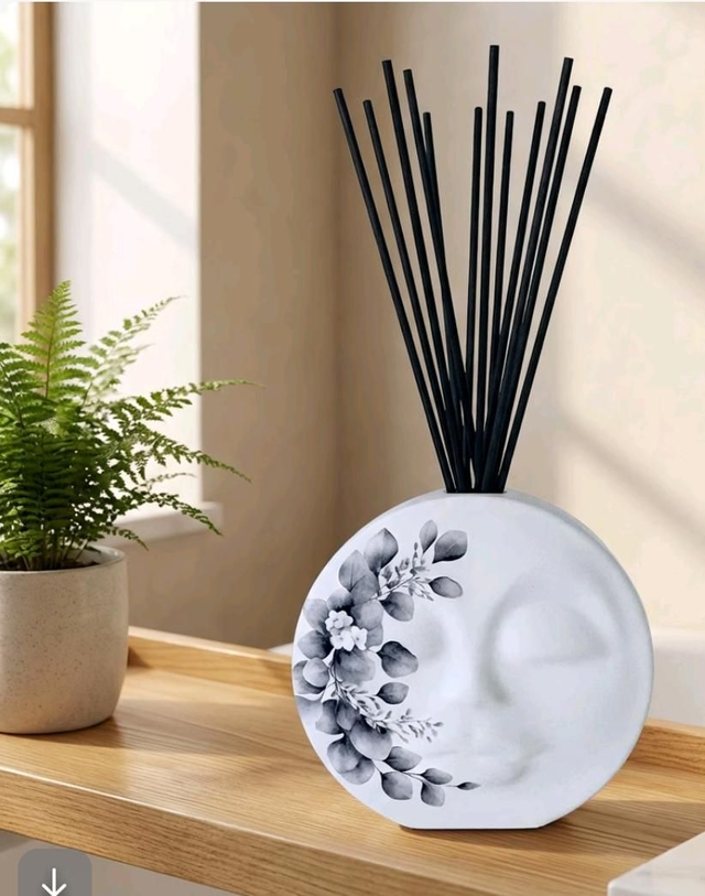 Diffuser, monochrome floral face 