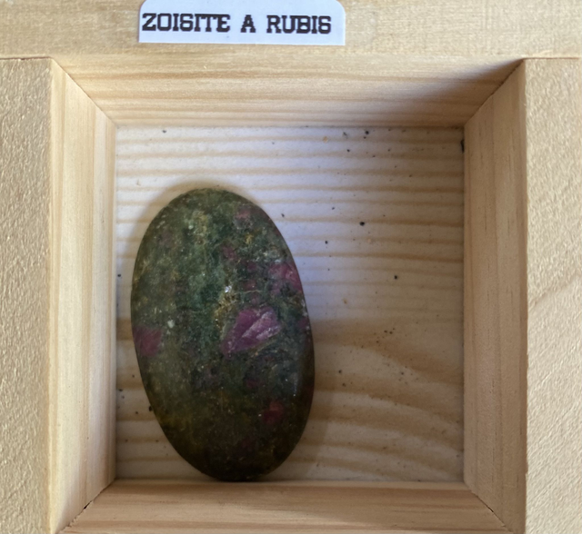 Cabochon Zoisite à Rubis