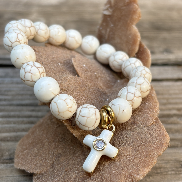 Bracelet en Howlite pendentif croix blanche 