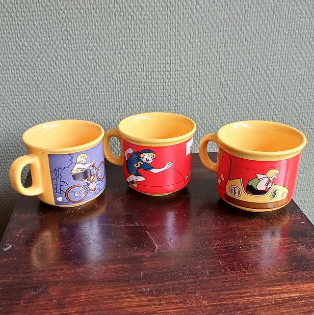 Big Balloon | Set van 3 Sjors en Sjimmie mokken &#039;De Boer&#039; Bekers met oor in Oker Doorlopend decor (diameter 8,3 cm | hoogte 7,5 cm | Vintage