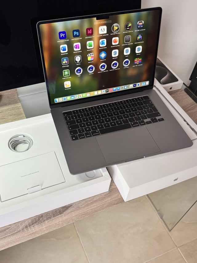 Macbook AIR 15 + Logiciels M3 8G 256 Go SSD 10 coeurs