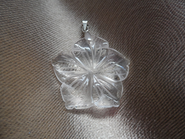 Pendentif Fleur Hibiscus en Cristal de Roche