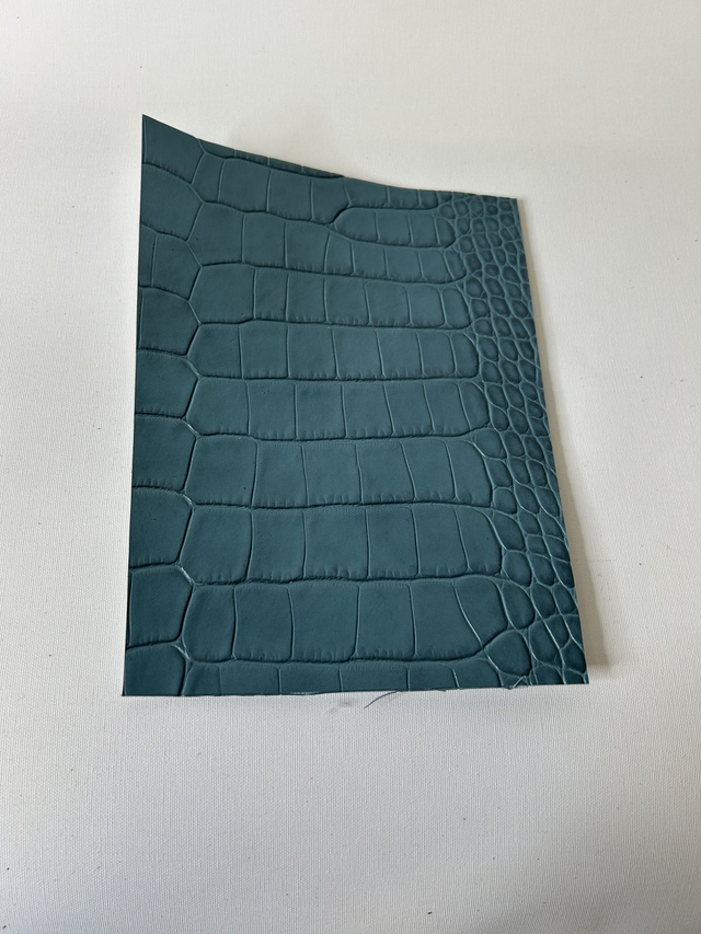 Chute de cuir bleu doublé argenté 