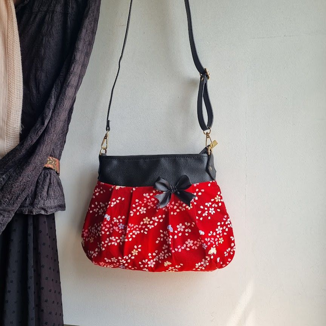 Sac à bandoulière fermeture zippée &quot;Miyu&quot; rouge &amp; simili cuir noir