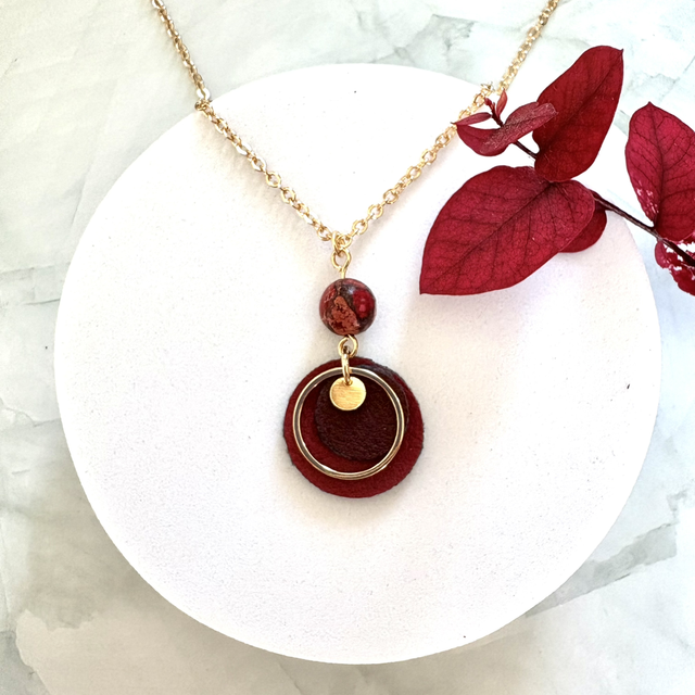 Collier INDISPENSABLE Doré à l’Or Simili de raisin rouge et bordeaux 