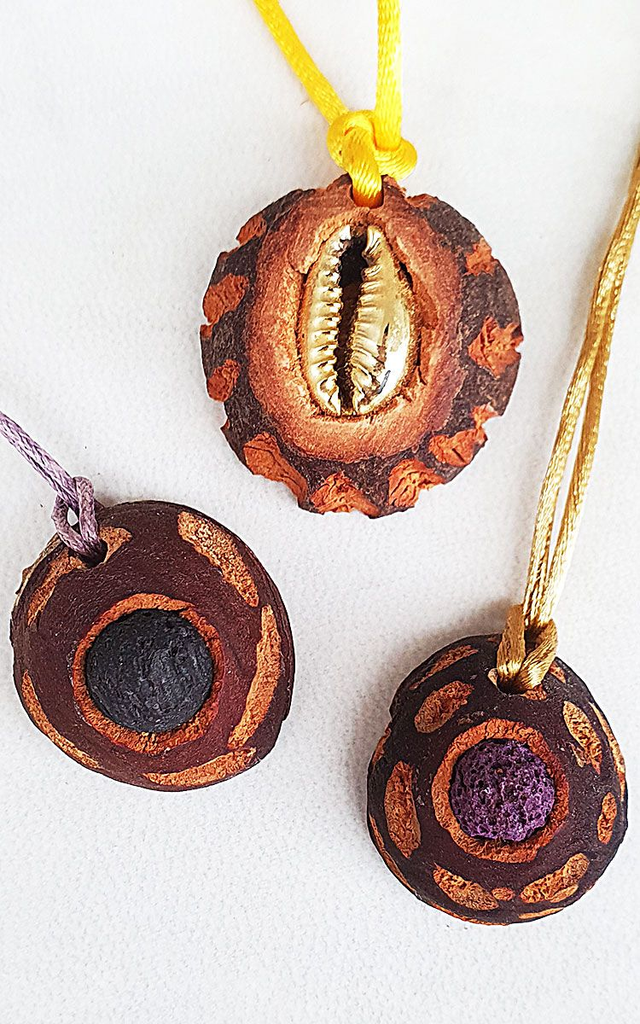 Strahlenschutzanhänger aus Avocado Kern mit Band.