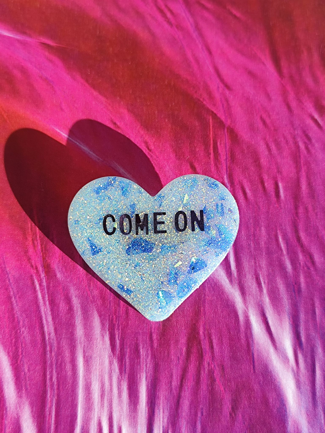 Broche cœur à paillettes - message : COME ON