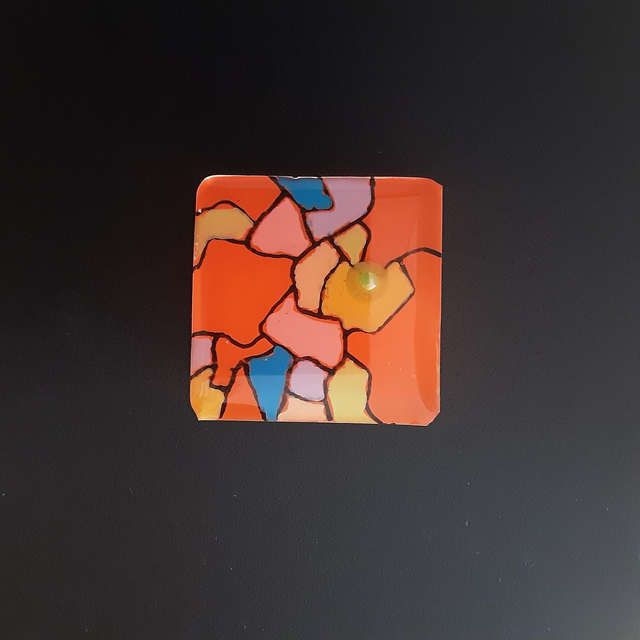 Broche petit carré collection vitrail fond orange fluo