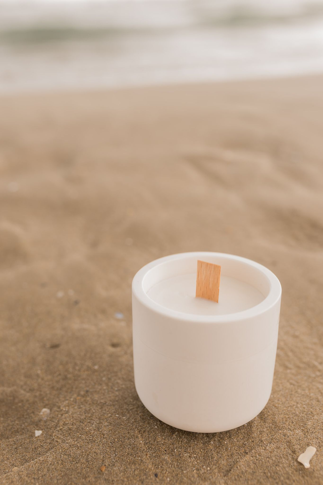 Bougie coulée et pot en éco-résine lisse