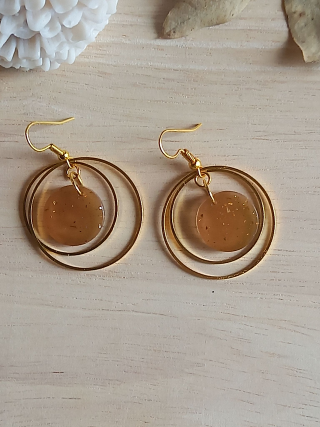 Boucles d&#039;oreilles Résine - rond en résine jaune incrusté paillettes et multi cercles dorés