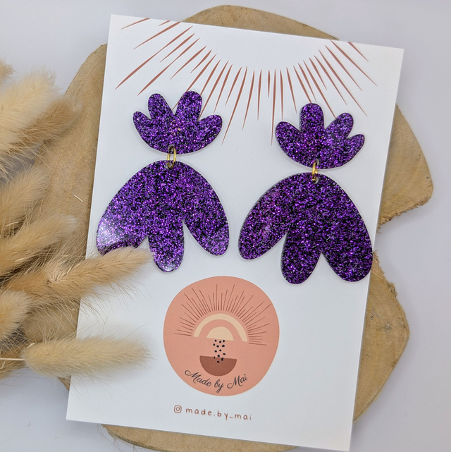 Boucles d&#039;oreilles mauves pailletées en plexi