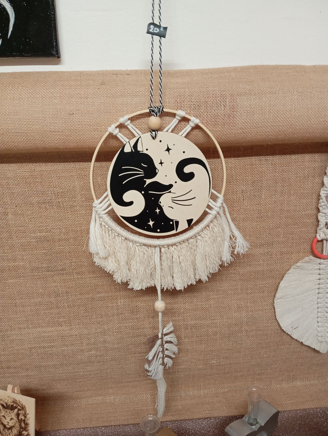 Suspension en macramé avec sa plaque en bois chat Ying Yang en sublimation 