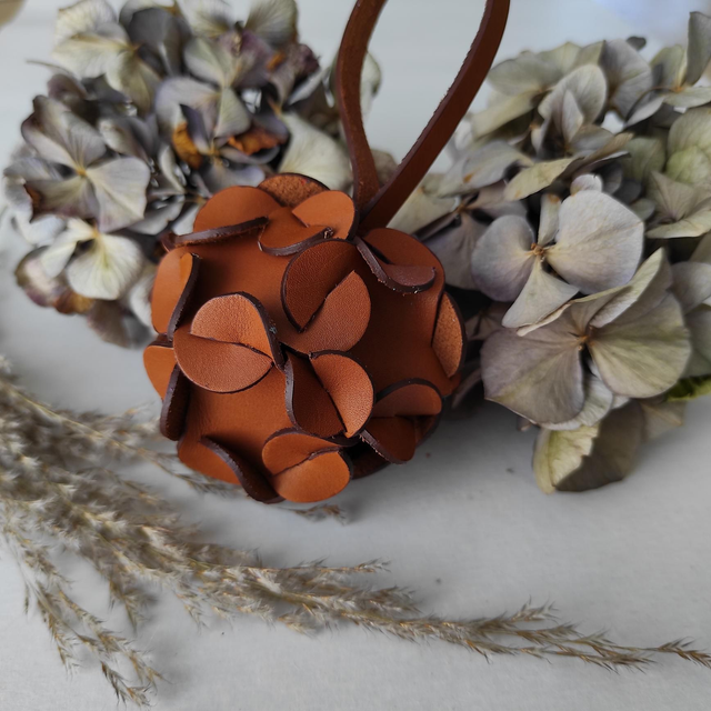 Fleur d&#039;hortensia en cuir à suspendre 