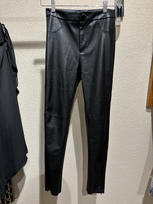 Pantalon Zara noir imitation cuir (273)