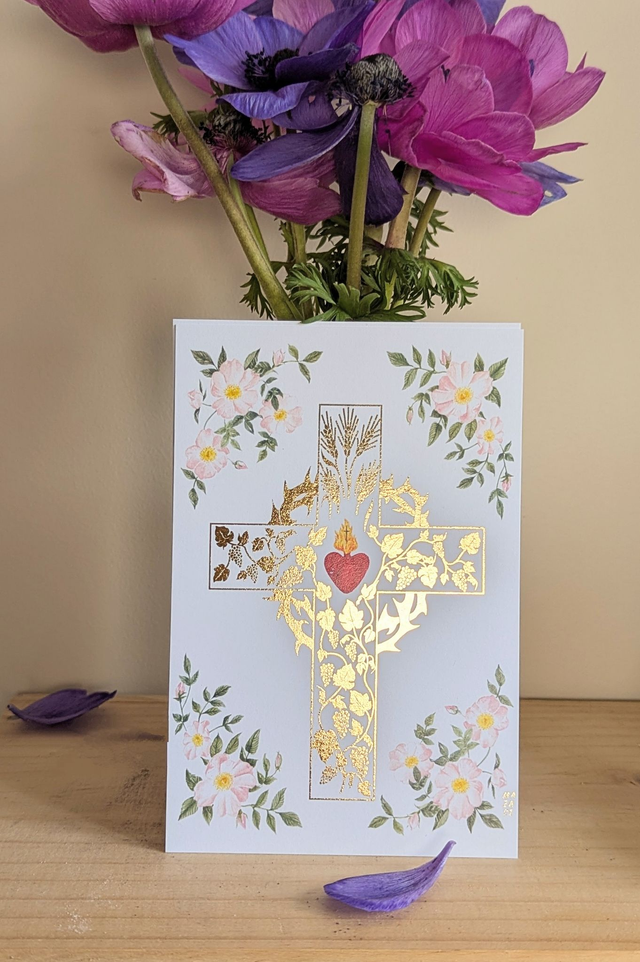 Croix eucharistique et roses sauvages