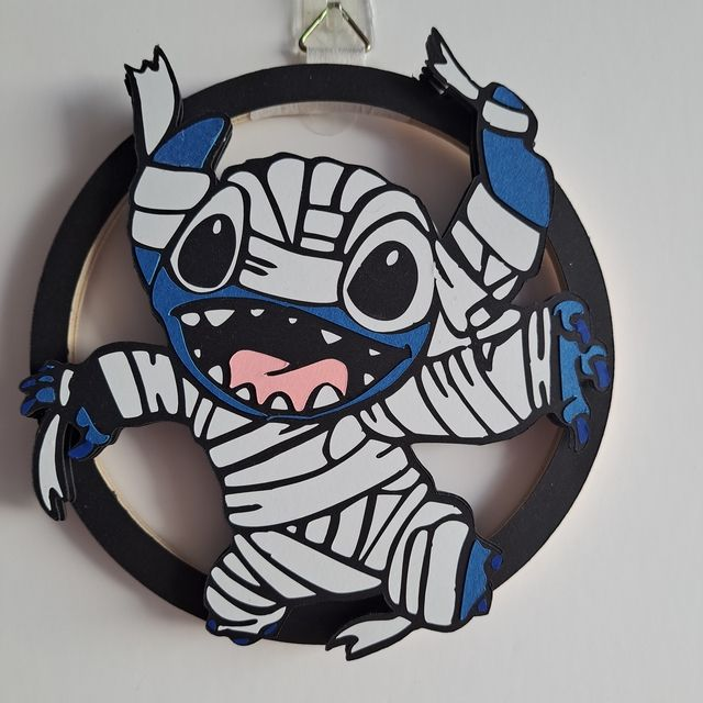 Couronne décorative murale Stitch momie