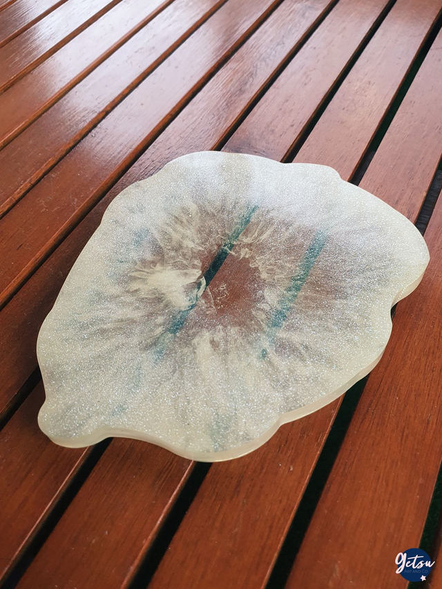 Sous-verre en résine inspiration tranche d&#039;agate, blanc pailleté et assez rond