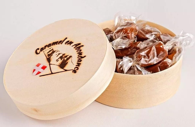  Boîte en bois du Jura. 120g de délicieux caramels fondants.