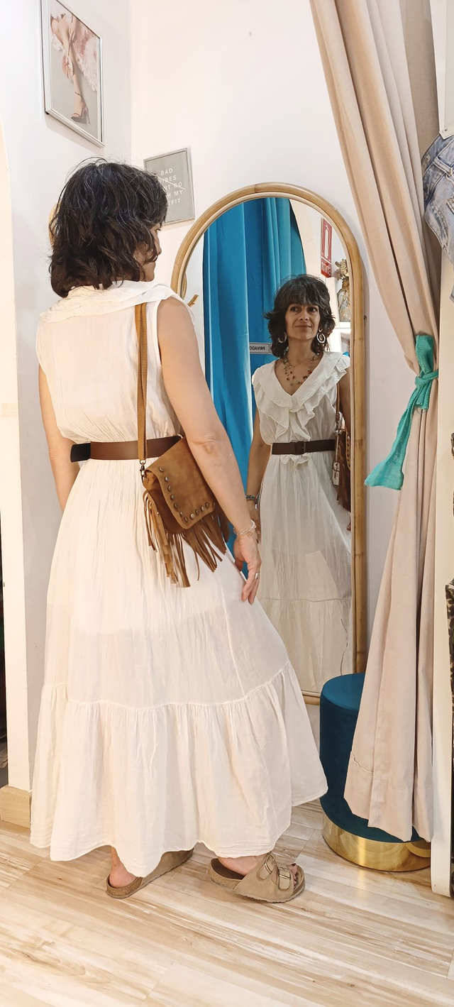 Vestido volante y cinturón hebilla