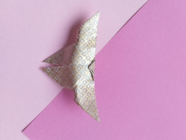 Broche en forme de papillon de couleur dorée